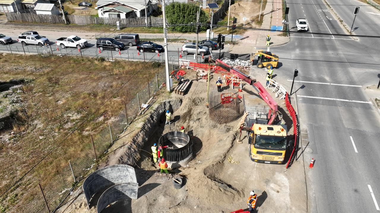 Aguas Magallanes ejecuta obras clave de alcantarillado en avenida Los Flamencos con cierre parcial de calzada